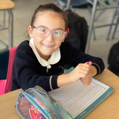 Alumna de primaria del Instituto Cumbres Campeche en el salón de clases